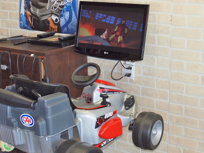 Chaise auto pour enfants avec téléviseur