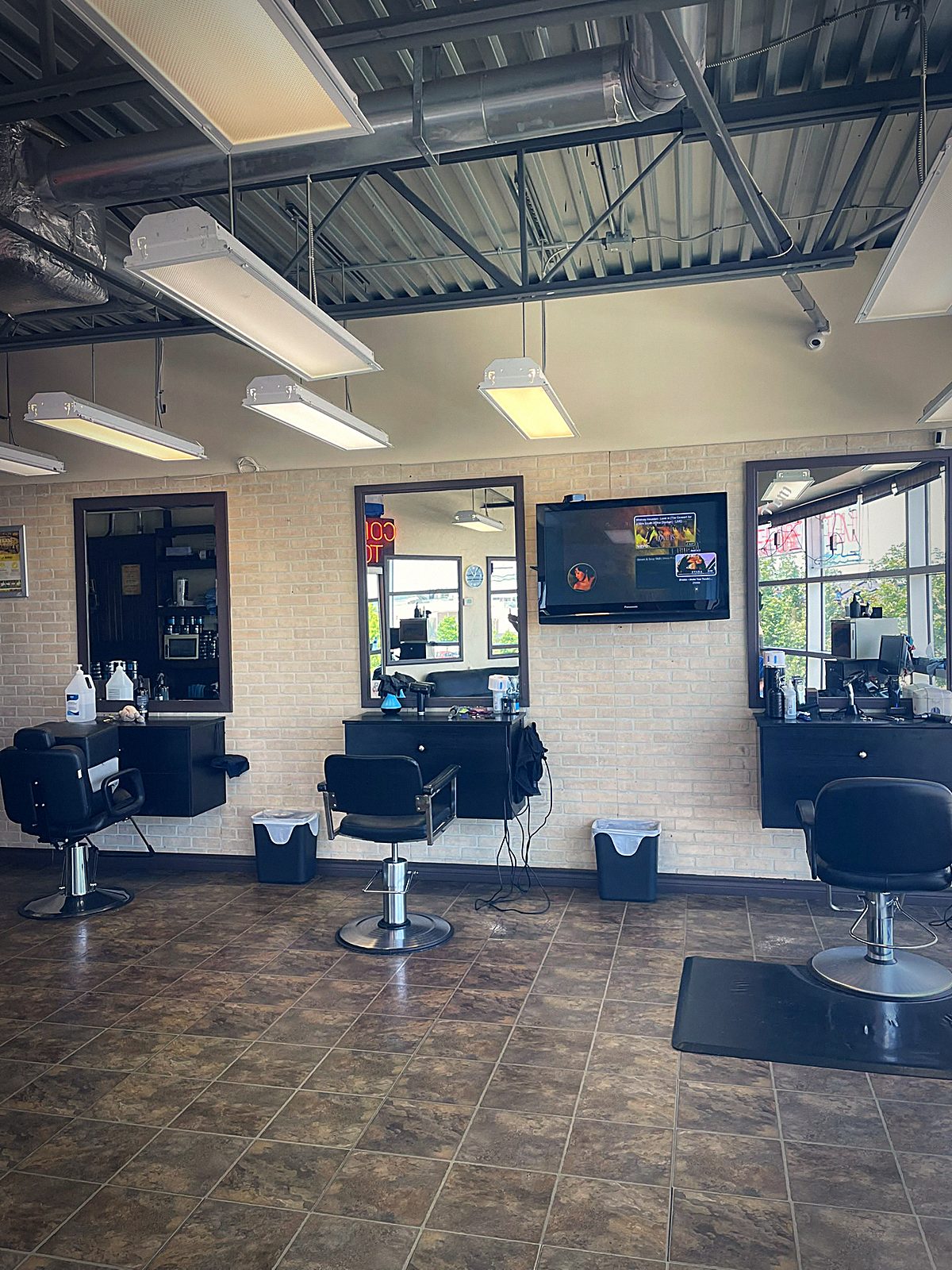 Vue d'ensemble des postes de coiffure du salon