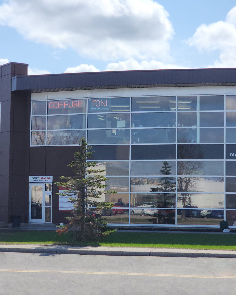 Façade vitrée de l'édifice avec l'enseigne Coiffure Toni à Gatineau
